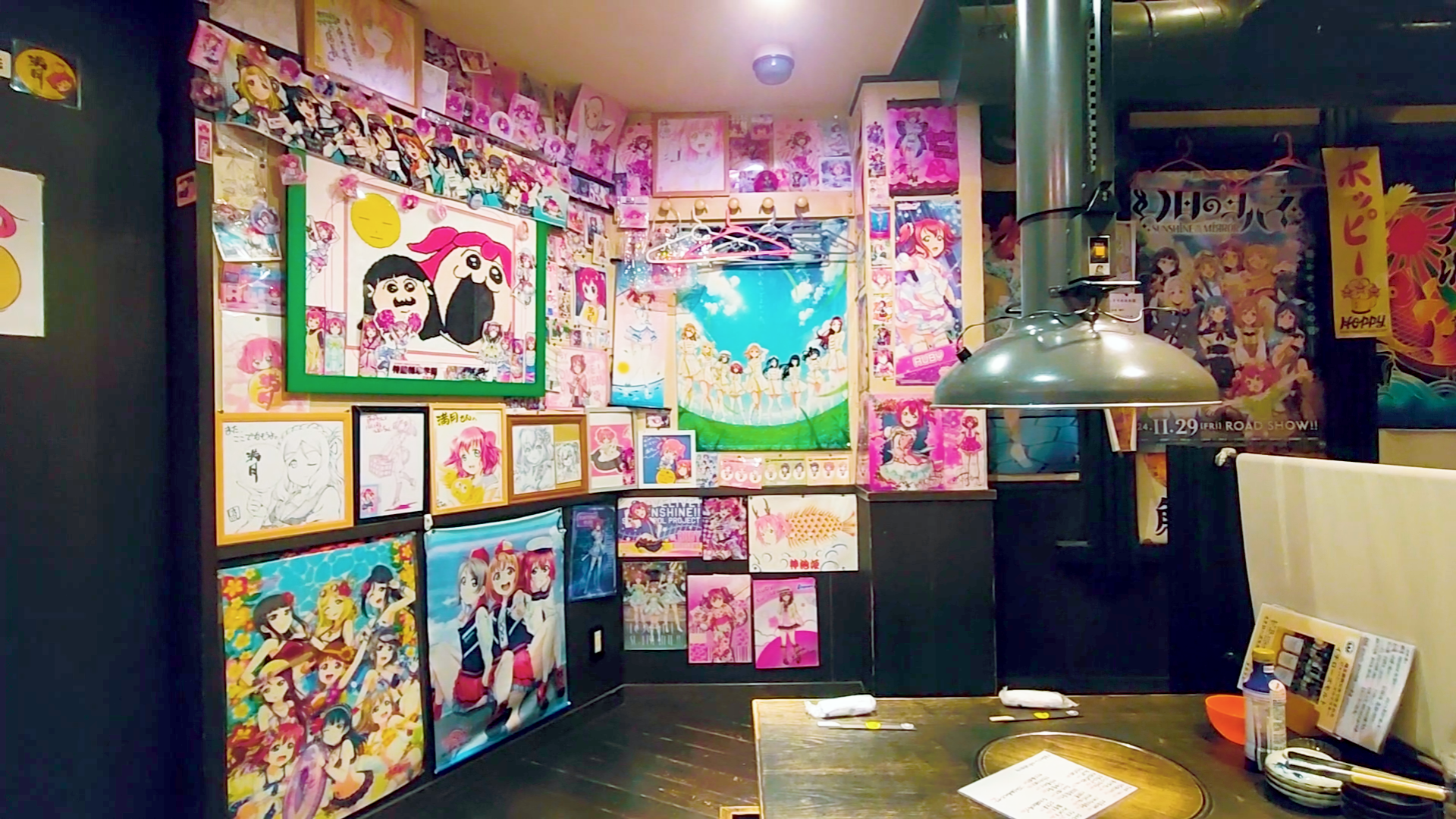 満月 本店の内装、ラブライブ推しが強い