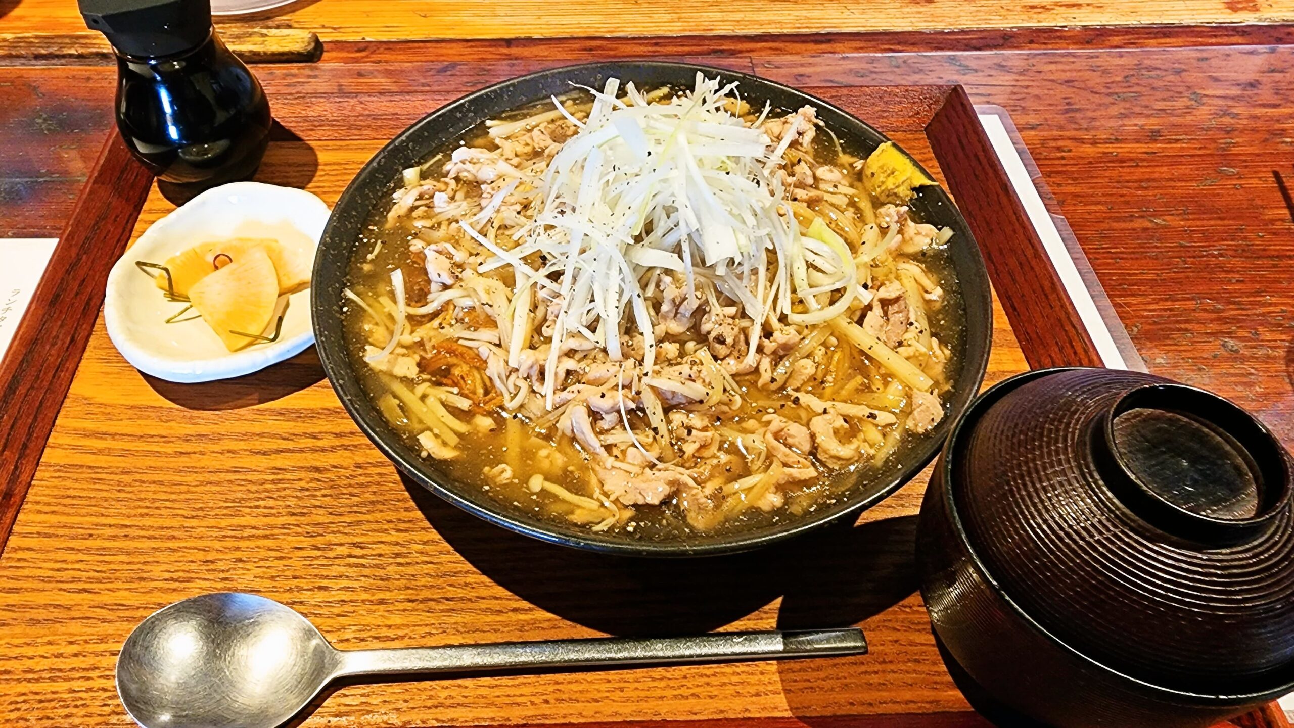 肉屋 堀もとの肉あんかけ焼き麺 月替わりメニュー