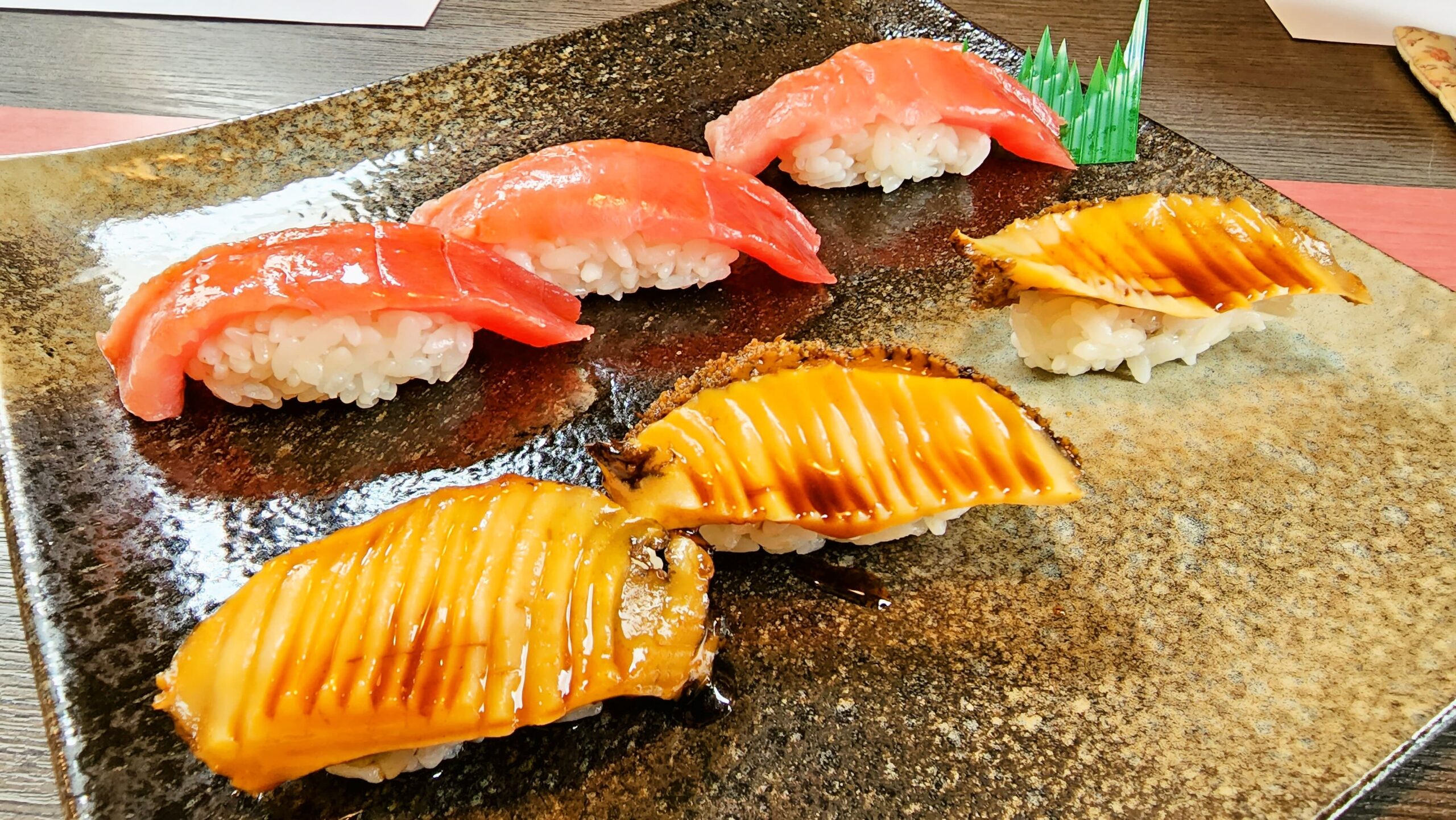 グリーンハウスのメバチの中トロと鮑、鮑は済州島産で肝醤油が美味しい