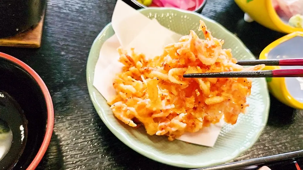 開花亭の桜えびづくし御膳の桜えびのかき揚げ