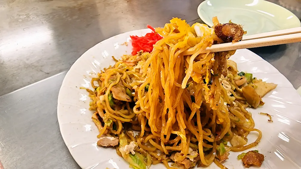 富士宮名物の焼きそば、お好み食堂 伊東で提供される一皿
