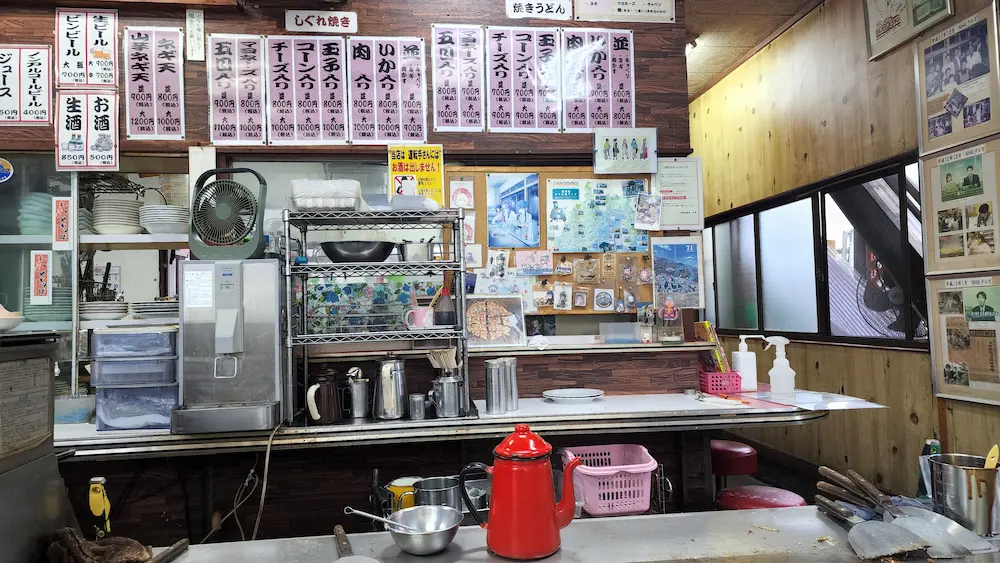 お好み食堂 伊東の落ち着いた店内の雰囲気