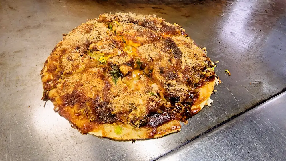 お好み食堂 伊東の定番お好み焼き、ふんわり生地が特徴