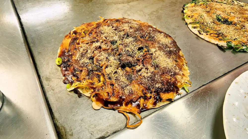 富士宮焼きそばとお好み焼きを融合したしぐれ焼き
