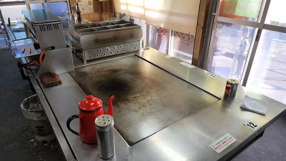 お好み食堂 伊東の店内中央にある鉄板の様子