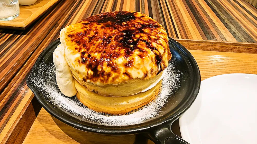 日の出カスタードのブリュレパンケーキ