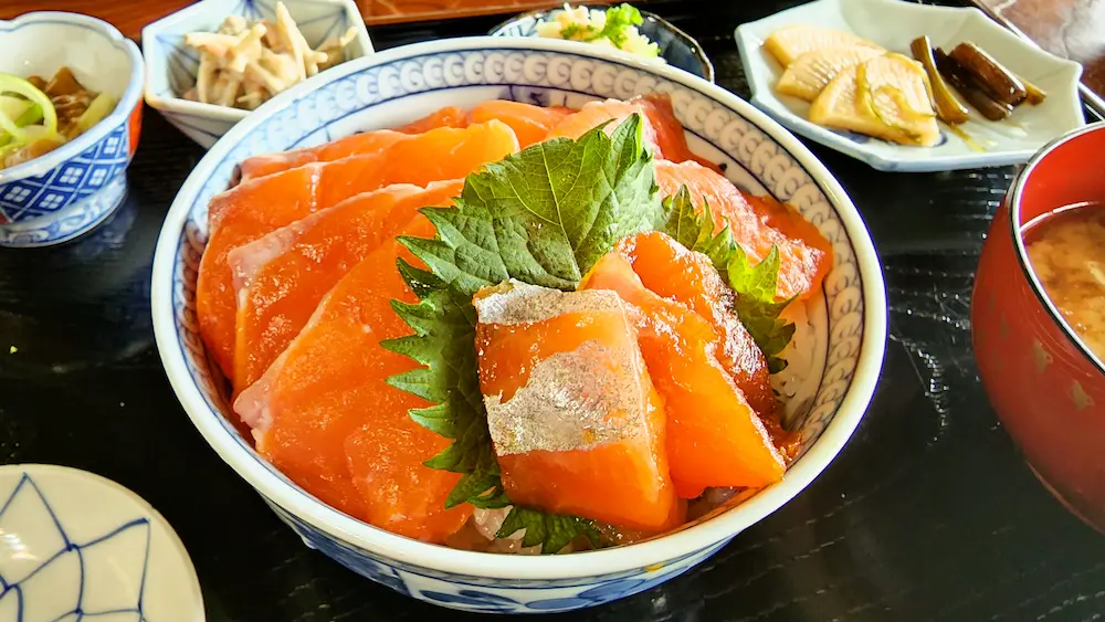 みつばつつじの家のニジマス丼