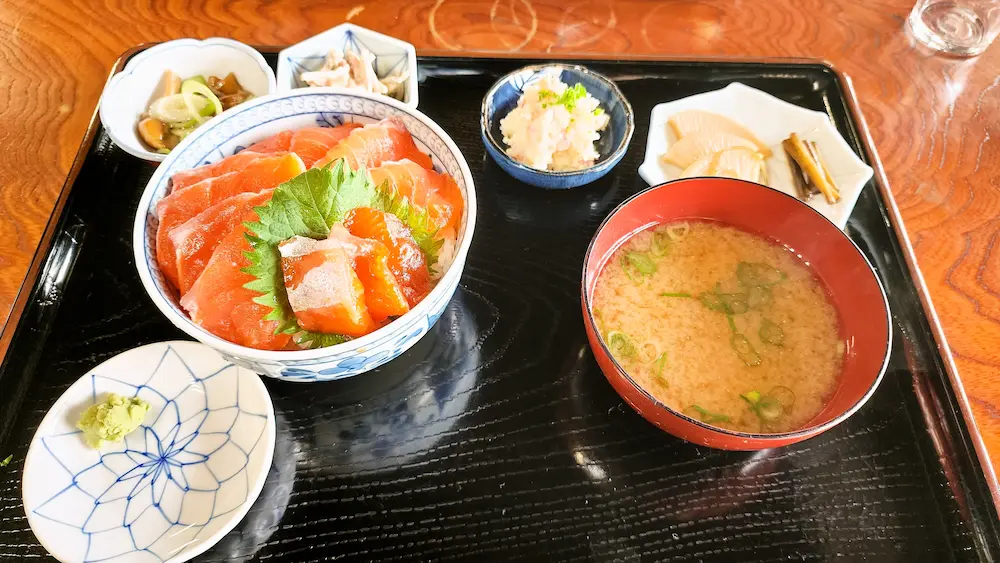 みつばつつじの家のニジマス丼定食