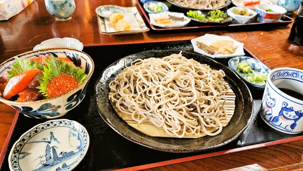 みつばつつじの家のニジマス親子丼と二八蕎麦
