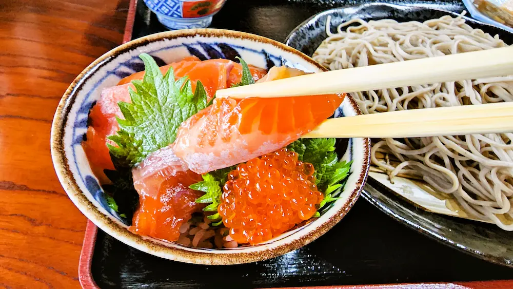 みつばつつじの家のニジマス親子丼