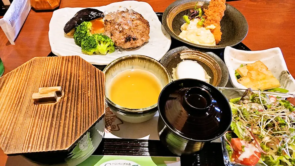 ハンバーグの森 Green Greenの冷やしつけバーグ エビフライ付き