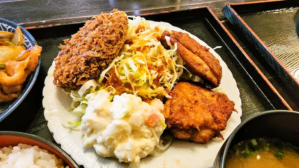 デカ盛りの聖地 さんふぁいぶのよくばりランチ定食の揚げ物