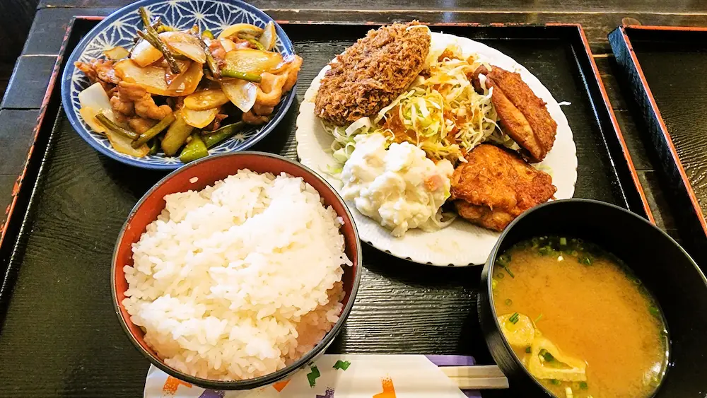 デカ盛りの聖地 さんふぁいぶのよくばりランチ定食