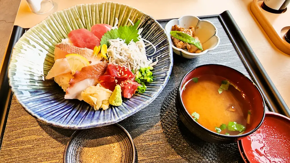 南まぐろと本まぐろ限定月替わり海鮮丼