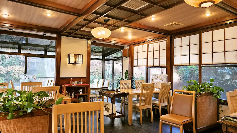 カレーハウスJIB足高店の落ち着いた店内空間