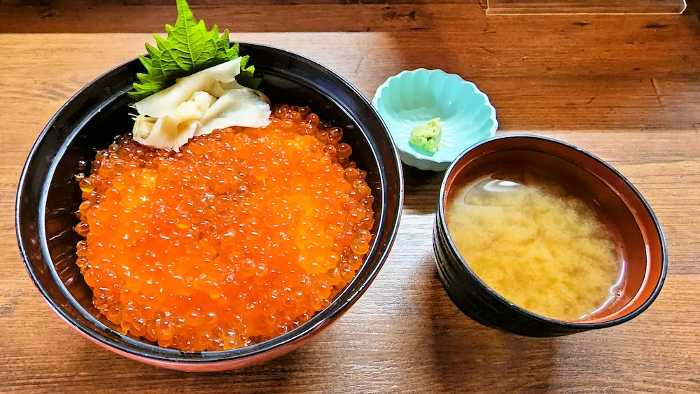 呑み処ふじで提供されているいくら丼。いくらをたっぷり盛り付けた海鮮丼