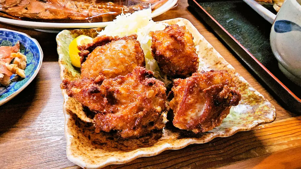 呑み処ふじの唐揚げ。定食やおつまみとして人気のジューシーな唐揚げ