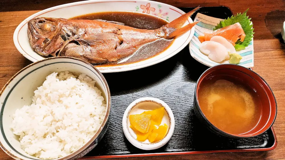 呑み処ふじの金目鯛料理。ふっくらと仕上げた金目鯛が味わえる一品