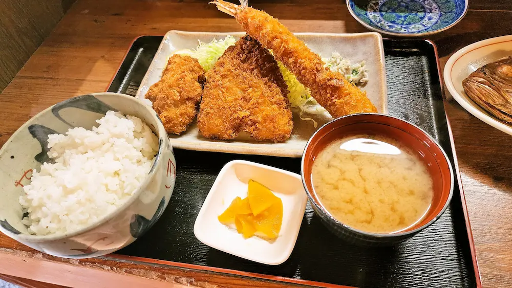 呑み処ふじのミックスフライ定食。複数の揚げ物を楽しめるボリューム定食