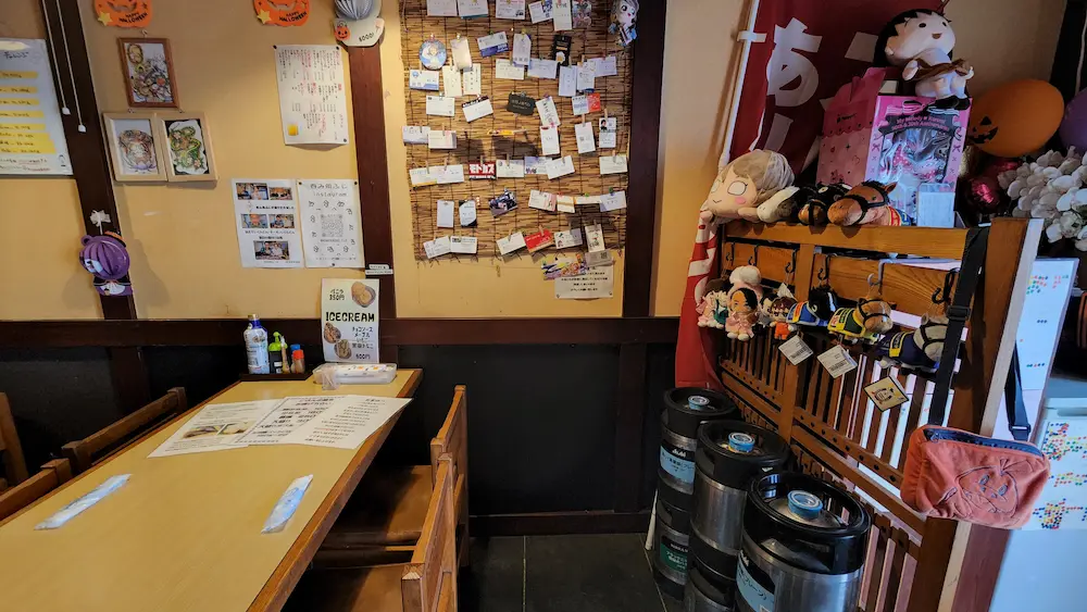 呑み処ふじの店内の様子。落ち着いた雰囲気で食事とお酒が楽しめる空間のテーブル席