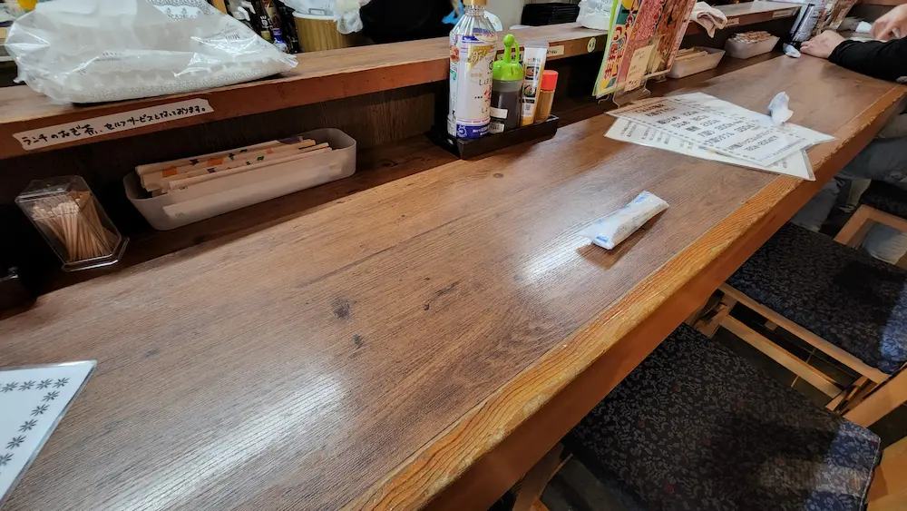 呑み処ふじの店内の様子。落ち着いた雰囲気で食事とお酒が楽しめる空間のカウンター席