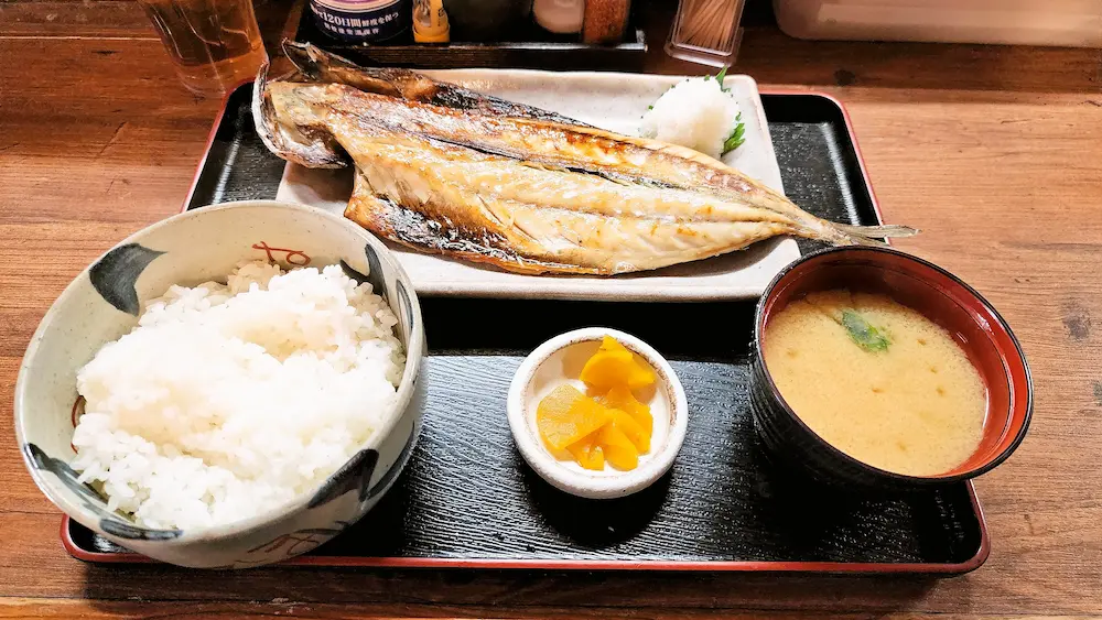 呑み処ふじのサバ塩焼き定食。香ばしく焼き上げたサバが主役の定食