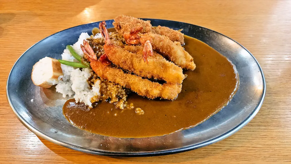 カレーハウスJIB足高店のカキフライと中エビフライカレー、エビフライやカキフライが大量に乗ったデカ盛りカレー