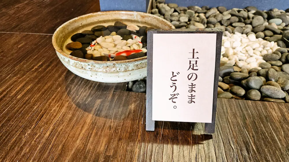 昼ごはんや おばんざいの店内の様子、土足でお店に入れます