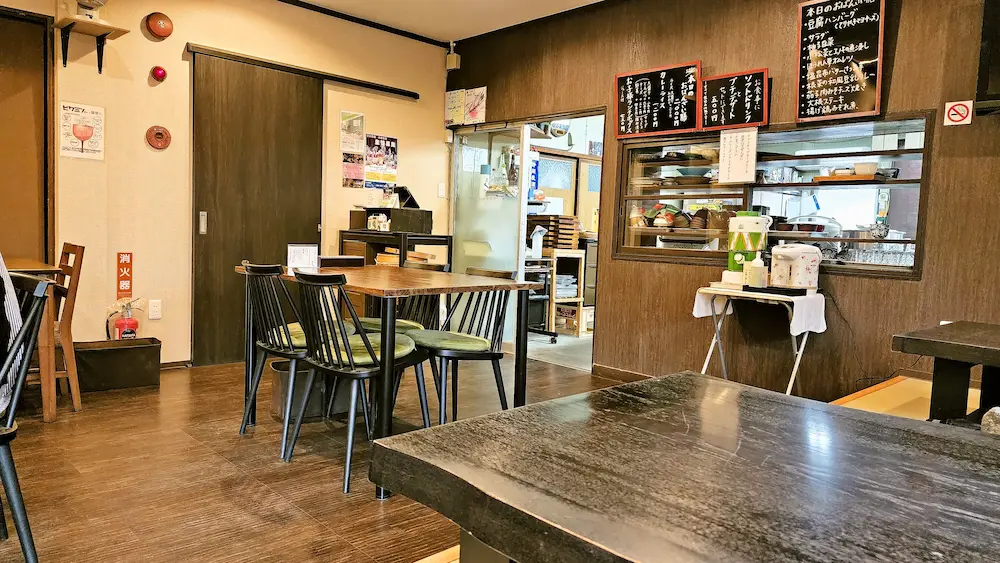 昼ごはんや おばんざいの店内の様子、テーブル席やお座敷