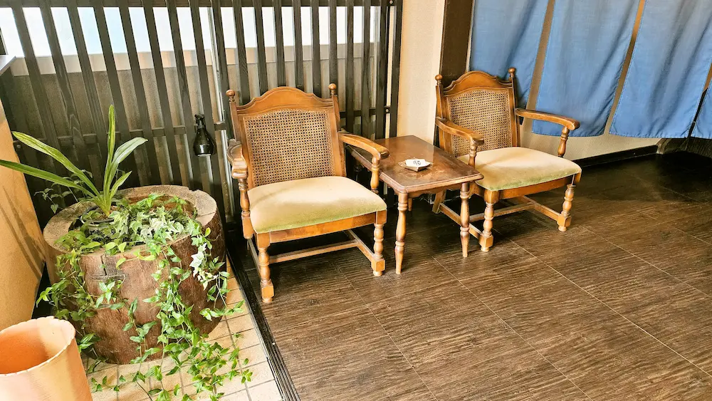 昼ごはんや おばんざいの店内の様子、レトロ感漂う椅子