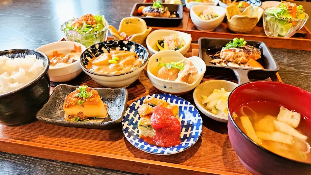 昼ごはんや おばんざいのおばんざい料理　大根のステーキ