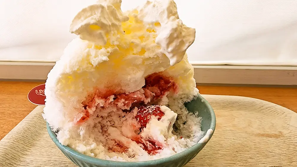 いちごソースが中に入った LUN LUN（ルンルン）のいちごミルクかき氷