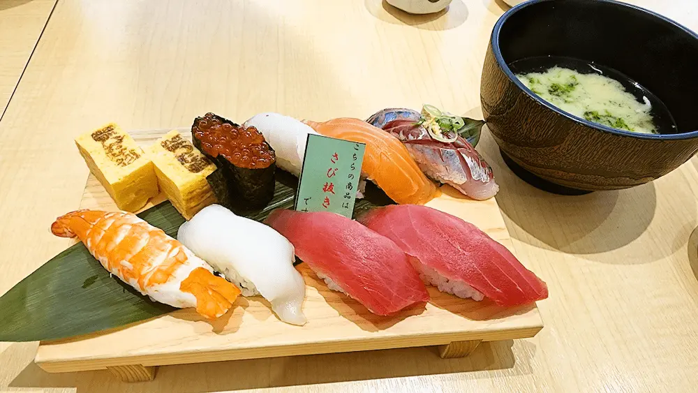 沼津魚がし鮨 本店の関脇セット、ボリュームのある寿司盛り合わせ