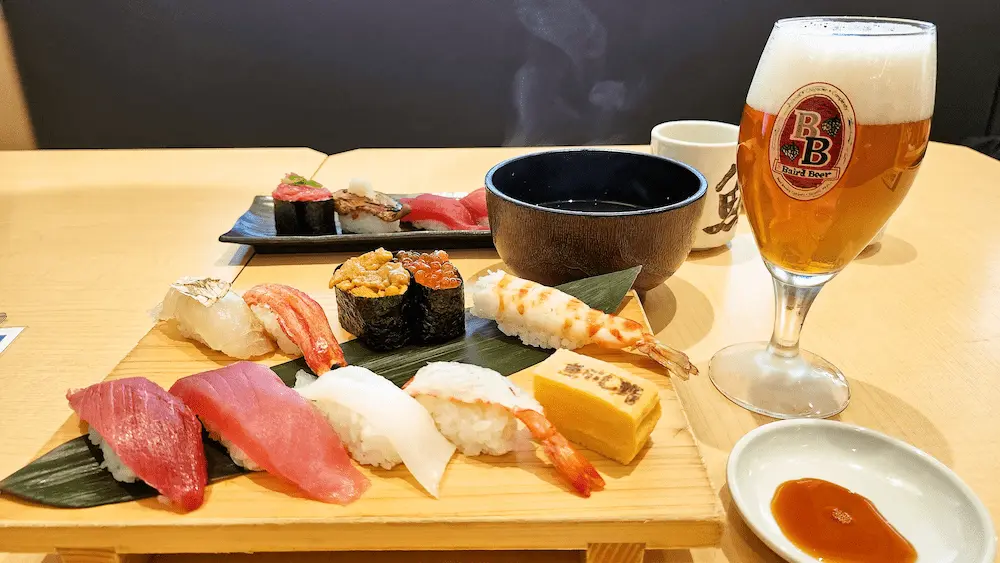 沼津魚がし鮨 本店の寿握りと沼津ラガーの組み合わせ