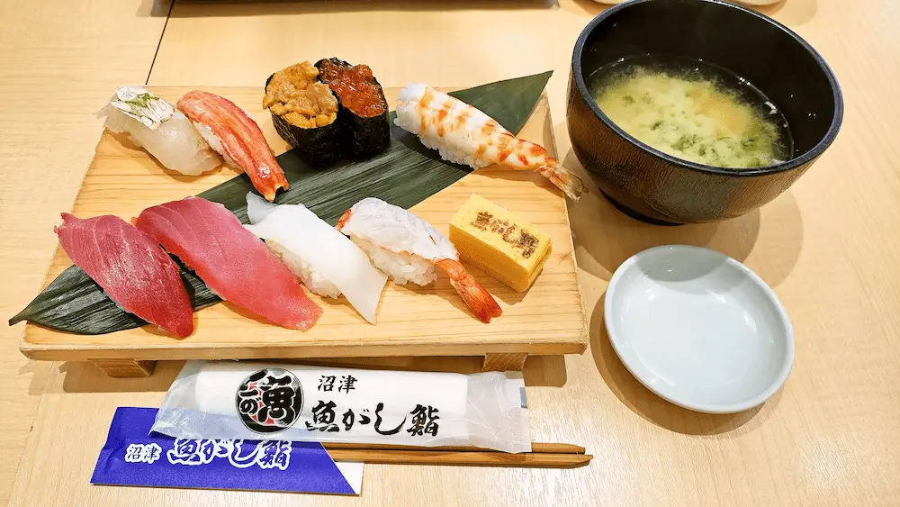 沼津魚がし鮨 本店の寿握りセットで、期間限定の豪華な握り