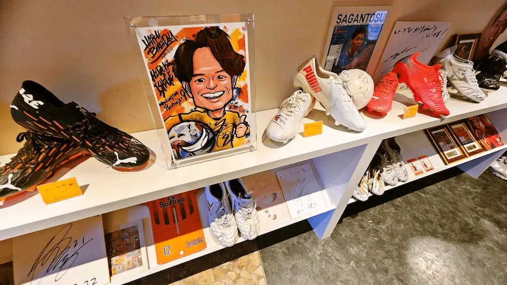 おさかないっぱい福の店内の様子 シューズやサインなど