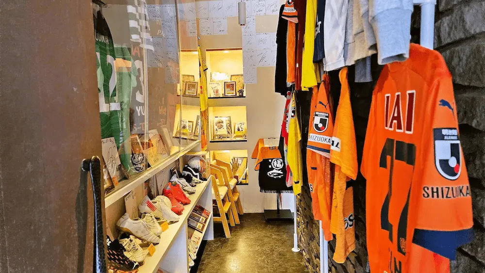 おさかないっぱい福の店内の様子 入口からエスパルスのユニフォームやシューズ、サインがずらり