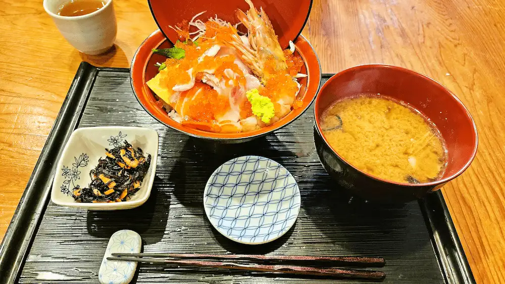 おさかないっぱい福の旬海鮮ごちそう丼 並