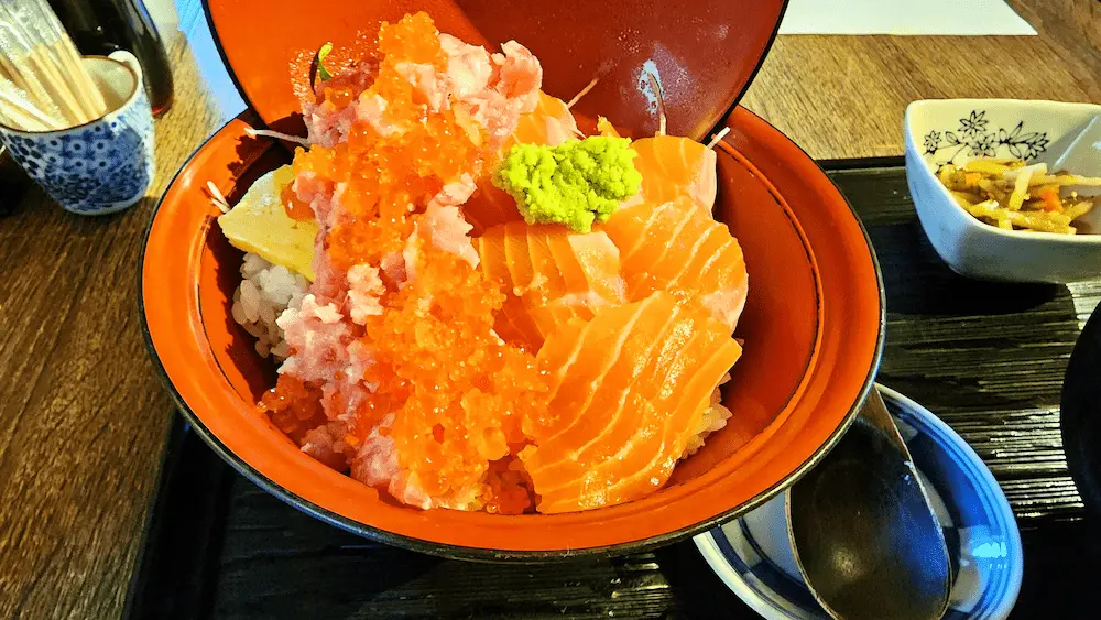 おさかないっぱい福のとろけるサーモンネギトロイクラ丼アップ