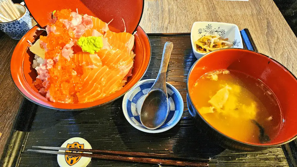 おさかないっぱい福のとろけるサーモンネギトロイクラ丼