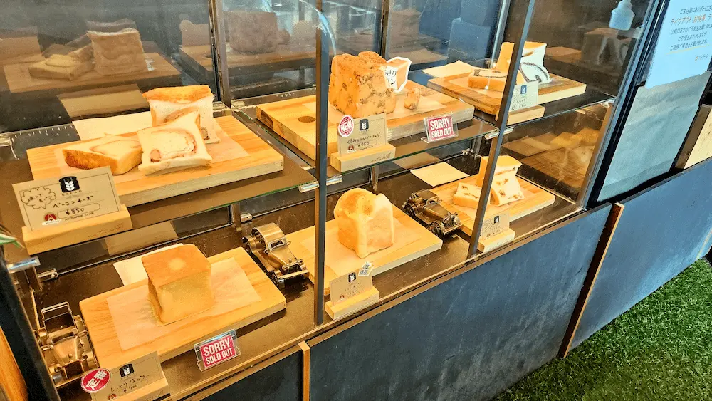 アトラーレ 内装　販売されているパン