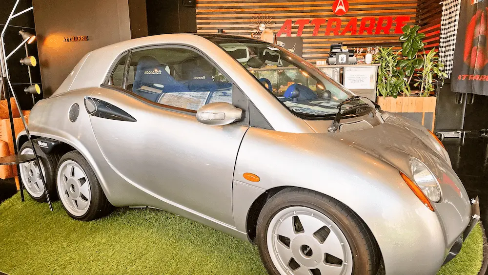 アトラーレ 内装　お店の中に車がある