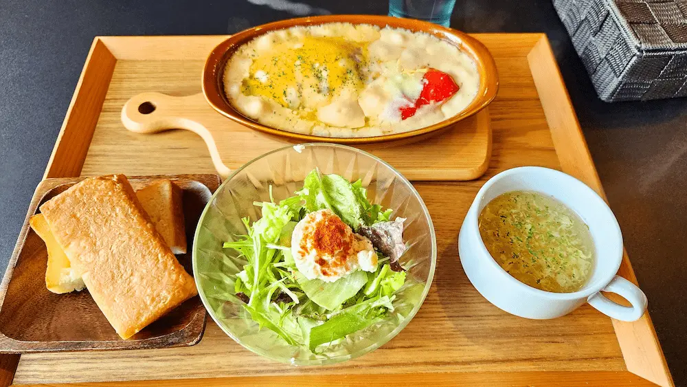 アトラーレ クリームソースの煮込みハンバーグ