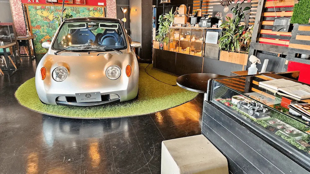 アトラーレ 内装　お店の中に車がある