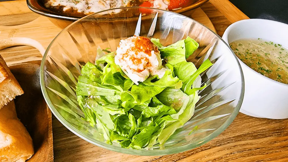 アトラーレ デミソースの煮込みハンバーグのサラダ