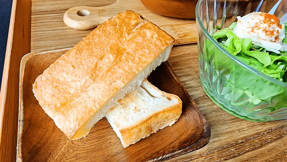 アトラーレ デミソースの煮込みハンバーグのパン