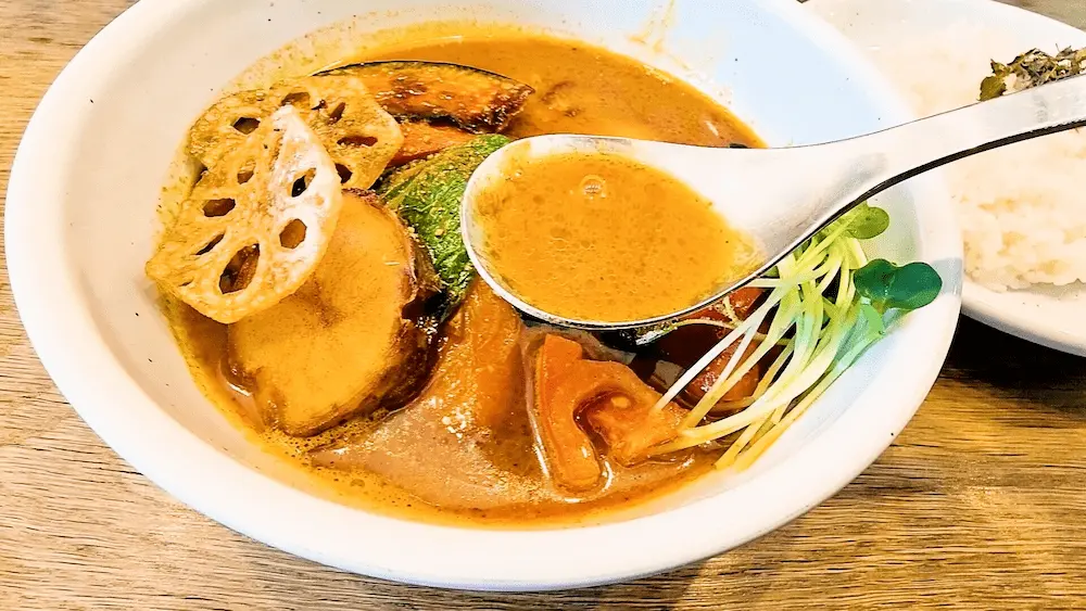 スープカレーよつば　チキンと10種類の野菜スープカレーのスープ