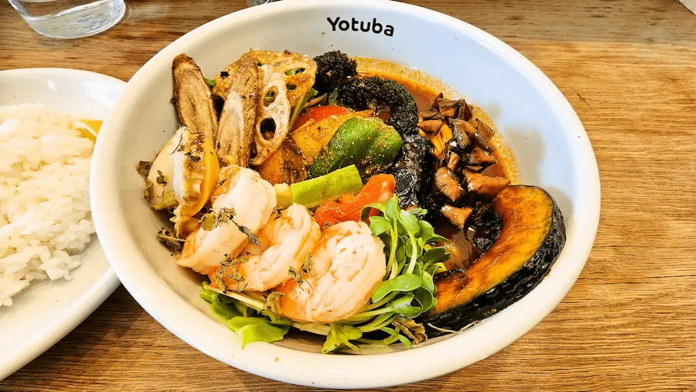 スープカレーよつば　ホタテ・エビと15種類の野菜のスープカレー