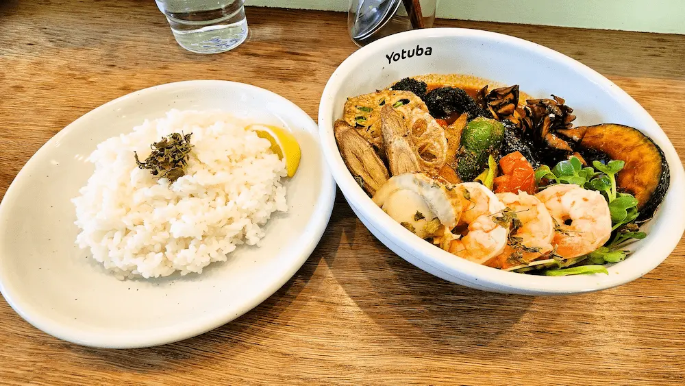 スープカレーよつば　ホタテ・エビと15種類の野菜のスープカレー