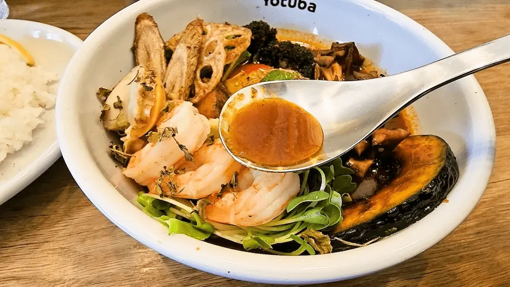 スープカレーよつば　ホタテ・エビと15種類の野菜のスープカレーのスープ